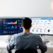 Entrepreneur gérant sa boutique dropshipping automatisée par IA depuis son bureau