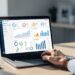 Tableau de bord de veille concurrentielle sur un ordinateur portable dans un bureau moderne