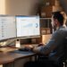 E-commerçant gérant le back-office de sa boutique en ligne sur ordinateur
