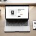 Fiche produit e-commerce affichée sur un ordinateur portable dans un espace de travail lumineux