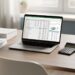 Bureau de dropshipper avec ordinateur, documents fiscaux et calculatrice pour gérer la TVA