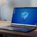 Ordinateur portable sous Windows 11 avec icone de securite a l ecran