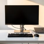 Ecran externe 27 pouces sur un bureau de teletravail a domicile