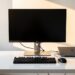 Ecran externe 27 pouces sur un bureau de teletravail a domicile