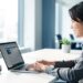 Professionnel utilisant un assistant vocal IA à son bureau