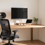 Bureau a domicile ergonomique amenage avec chaise, ecran externe et lumiere naturelle