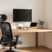 Bureau a domicile ergonomique amenage avec chaise, ecran externe et lumiere naturelle