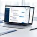 Ordinateur portable sur un bureau de secretariat affichant une interface de conversation