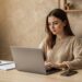 Assistante virtuelle en teletravail a son bureau avec ordinateur portable