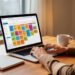 Freelance organisant ses projets sur un tableau de taches depuis son bureau