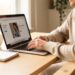 Rédacteur web freelance travaillant sur son ordinateur portable dans un bureau lumineux