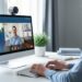 Webcam externe posée sur un écran pour une visioconférence en télétravail