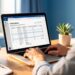 Auto-entrepreneur editant une facture sur son ordinateur portable a domicile