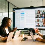 Une équipe de PME composée de deux femmes et deux hommes collabore autour d’ordinateurs et d’un grand écran dans un bureau moderne, avec des interfaces numériques abstraites et une visioconférence.