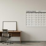 Calendrier d’entreprise posé sur un bureau moderne avec un stylo et des documents professionnels.