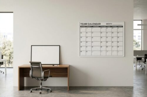 Calendrier d’entreprise posé sur un bureau moderne avec un stylo et des documents professionnels.
